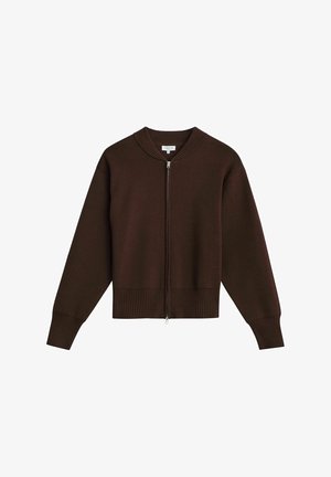 Mørkebrun strikket cardigan med lynlås, ribstrikkede manchetter, kant og krave, lagt fladt på hvid baggrund.