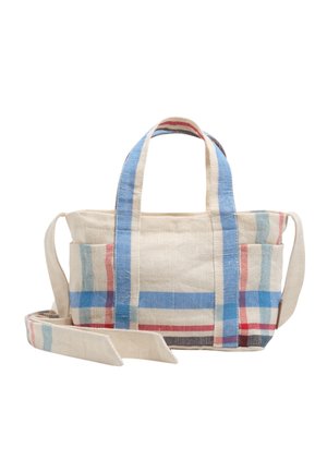 Pequeña bolsa tote rectangular de lona con rayas de cuadros rojos, azules y beige, dos asas cortas y una larga correa de hombro ajustable.