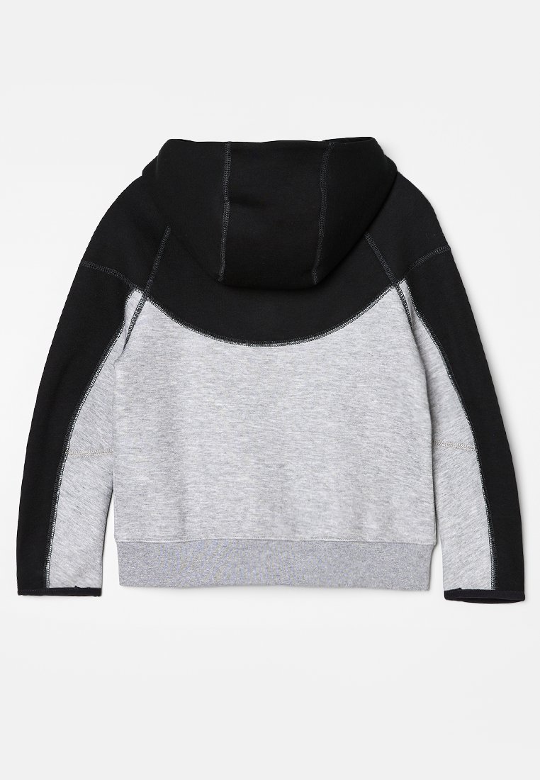 Capuchontrui met een zwarte capuchon en zwarte mouwen, met een grijze body en contrasterende stiksels. Zachte stof en een casual ontwerp.