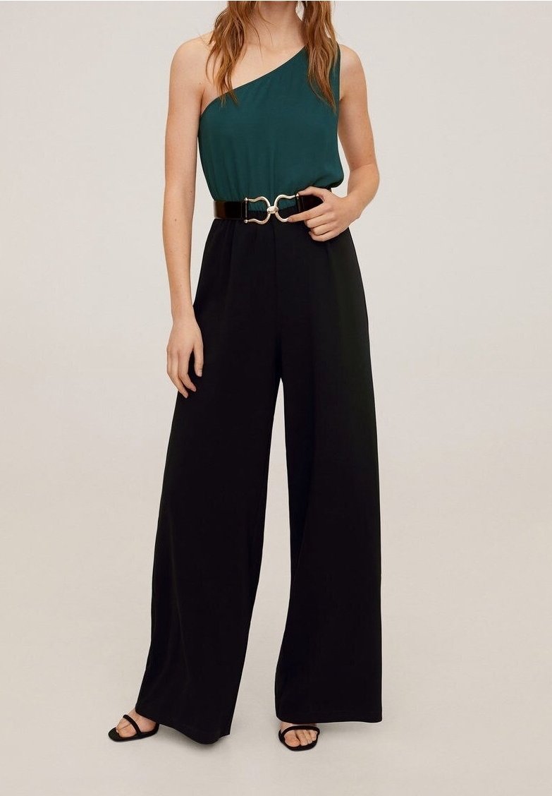 Haut asymétrique couleur sarcelle avec un pantalon large noir, cintré par une ceinture noire rehaussée d'accent doré. Tissu lisse et coupe décontractée.