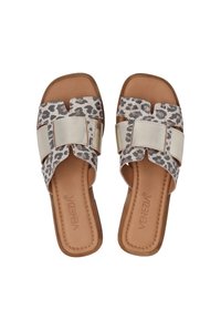Luipaardprint slide-sandalen met een metallic gouden band, een bruine binnenzool en een gestructureerde bruine buitenzool, met een vierkante neus en open ontwerp.
