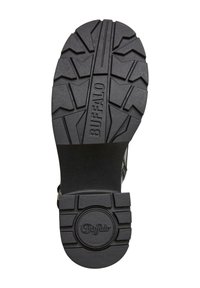 Suola in gomma nera con un motivo a trama testurizzata e il marchio "BUFFALO" impresso. Accento con logo circolare sul tallone, che indica l'identità del marchio.