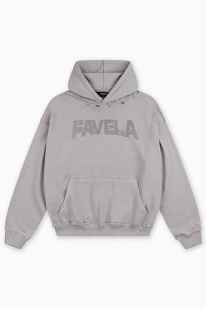 Grijze capuchonsweatshirt met verweerde randen, voorzien van een kangoeroezak en "FAVELA" in grote letters gedrukt over de borst.