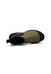 Botte de cheville imperméable en olive avec des accents noirs. Elle dispose d'une semelle en caoutchouc texturé et d'une languette pour un enfilage facile. Matériau supérieur lisse.