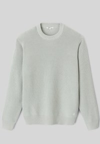 Pull en tricot gris clair avec un col rond, des poignets et un ourlet côtelés. Présente un motif texturé sur l'ensemble du tissu.