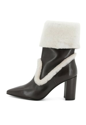Stivale alla caviglia in pelle nera con risvolto e rifinitura in shearling bianco, punta affusolata e tacco alto a blocco.