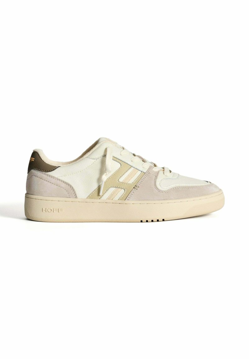 Lichte sneakers met een bovenwerk van witte en beige gemengde materialen,accenten met een tan hiel, gestructureerde panelen en een rubberen zool.