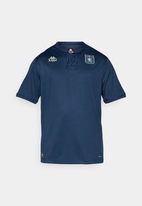Dunkelblaues Sporttrikot mit kurzen Ärmeln, Schnürkragen, strukturiertem Stoff, Kappa-Logo auf der linken Brust und Emblem auf der rechten Seite.