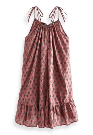 Robe rose sans manches avec imprimé floral noir, fines bretelles à nouer, encolure froncée et ourlet à volants, présentée sur fond blanc.