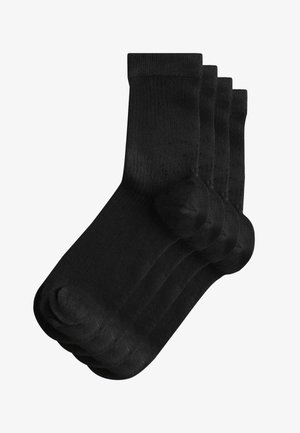 Vier Paare schlichte schwarze Socken in Crew-Länge, ordentlich mit leichtem Überlappen auf einem weißen Hintergrund gestapelt.