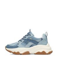 Sneaker in denim con un mix di pannelli blu chiaro e scuro, suola bianca, suola in gomma testurizzata e lati imbottiti per il massimo comfort.