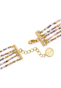 Pulsera de cuentas en tono dorado con piedras multicolores, que cuenta con un cierre de palanca y una cadena ajustable con un charm de logo.