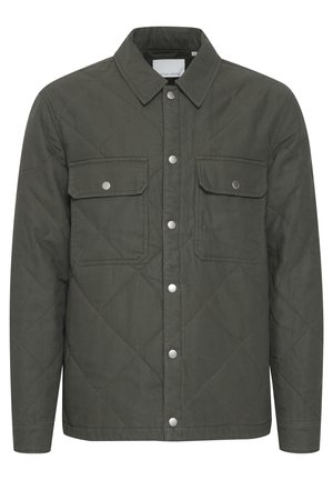 Chaqueta verde acolchada con cierre de botones en la parte delantera, dos bolsillos en el pecho y cuello puntiagudo. Presenta botones de presión metálicos y una textura de tela suave.
