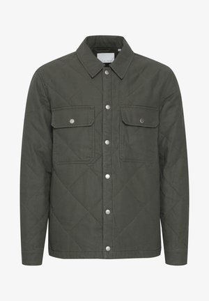 Zeleni jakna s pregačenjem, dugmadi sprijeda, dva džepa na prsima i šiljastim ovratnikom. Ima metalne dugmadi na pritisak i glatku teksturu tkanine.