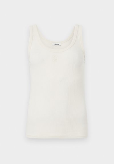 Débardeur crème sans manches en maille côtelée avec encolure dégagée et petit logo brodé centré sous l'encolure.