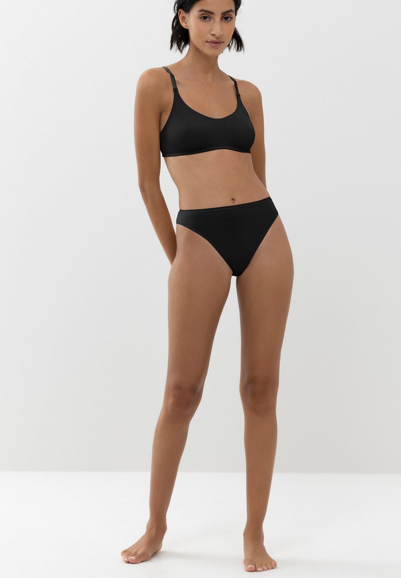 Zwarte bikini set met een bralette top met dunne bandjes en bijpassende hoge taille onderbroek, met een gladde textuur en een minimalistisch ontwerp.