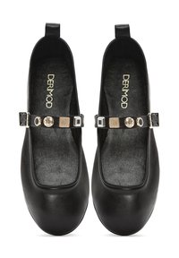 Bailarinas de cuero negro con punta cuadrada, que presentan una correa decorativa con acentos metálicos. Textura suave y plantillas acolchadas.