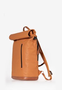 Zaino a rullo in tessuto impermeabile beige con zip nere, dettagli in pelle e spallacci regolabili. Caratterizzato da un design elegante e moderno.