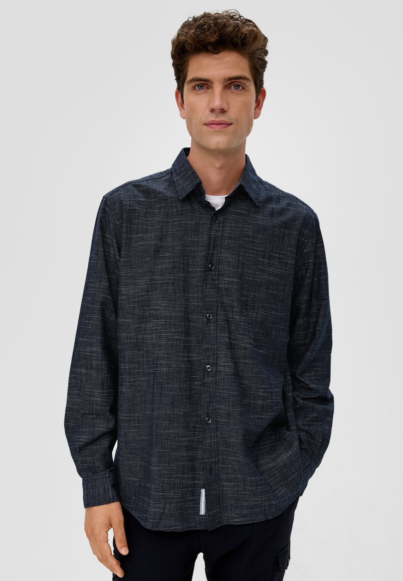 Navyblauwe katoenen shirt met een gestructureerd patroon, lange mouwen, een button-down kraag en knoopsluiting aan de voorkant. Bevat een klein label aan de zoom.