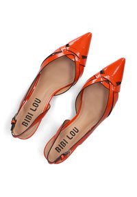 Ballerine in vernice rossa con punta affilata, design con cinturino incrociato e solette beige con il marchio "BIBI LOU".