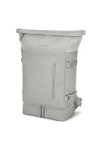 Zaino grigio a chiusura roll-top realizzato in tessuto liscio e resistente all'acqua, con tasca frontale con zip, fibbie laterali regolabili e una base robusta per fornire supporto.