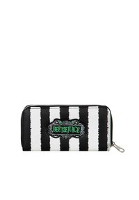 Cartera a rayas en blanco y negro que presenta un parche texturizado de Beetlejuice con letras verdes, asegurada por una cremallera y accesorios de plata.