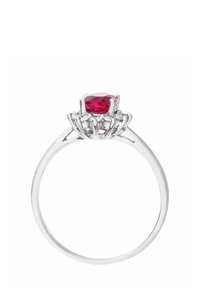 Hvidguld ring med en central rund rød ædelsten, omgivet af mindre klare sten, med en indviklet designet ring.
