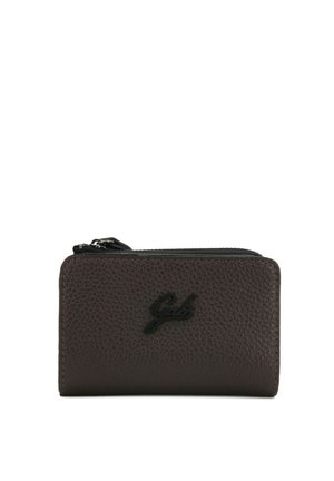 Portafoglio in pelle marrone scuro con finitura testurizzata, dotato di chiusura con zip e logo nero sul fronte. Forma rettangolare compatta.