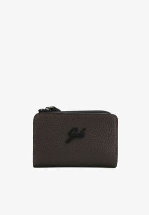 Portafoglio in pelle marrone scuro con finitura testurizzata, dotato di chiusura con zip e logo nero sul fronte. Forma rettangolare compatta.