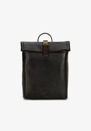 Mochila de cuero negro con una parte superior plegable, herrajes de latón y una correa frontal. Presenta una textura suave y un sutil logo en relieve en la base.