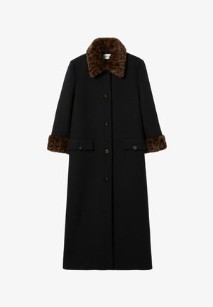 Cappotto lungo nero con colletto e polsini in pelliccia sintetica stampa leopardata, dotato di chiusura con bottoni e due tasche frontali. Texture liscia e design su misura.
