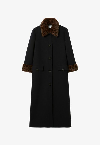 Abrigo largo negro con cuello y puños de piel sintética de estampado de leopardo, con cierre de botones y dos bolsillos frontales. Textura suave y diseño ajustado.