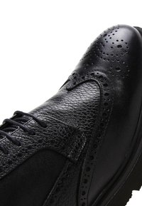 Derimod Derbies & Richelieus - black
