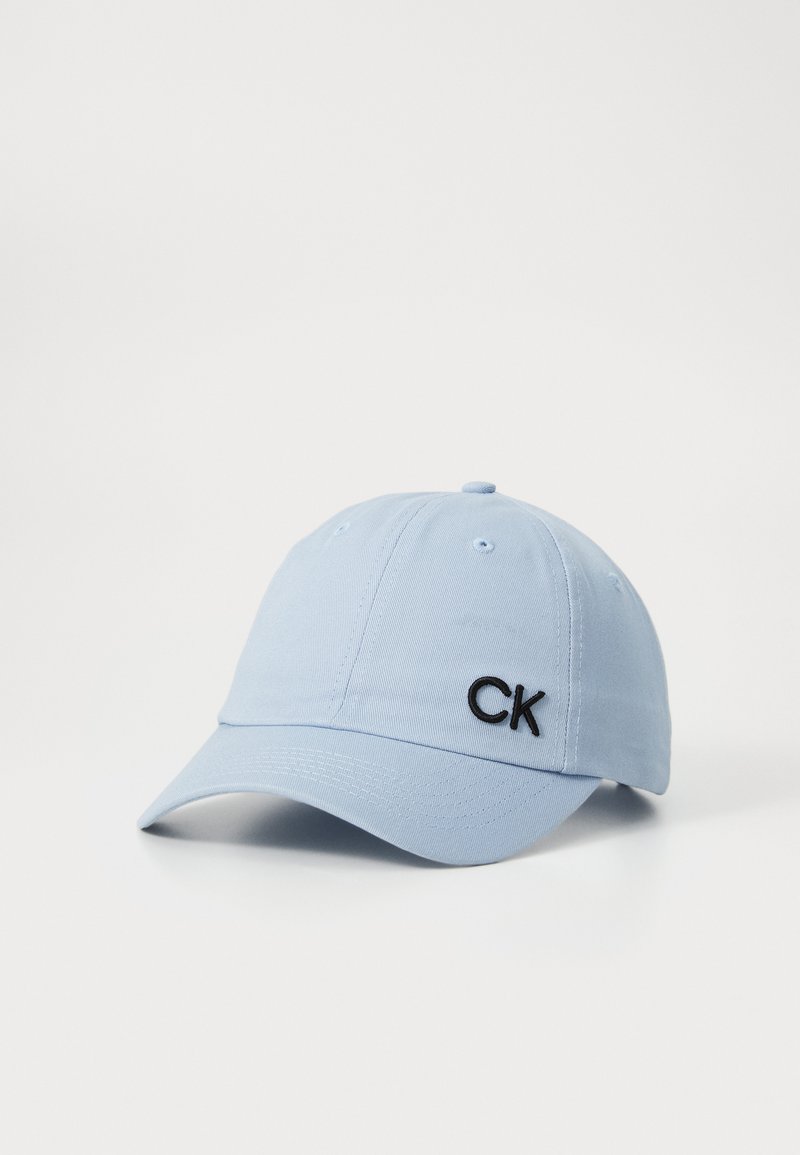 Boné de basebol de algodão azul claro com o logótipo "CK" bordado a preto na frente, bico estruturado e orifícios de ventilação na parte superior.