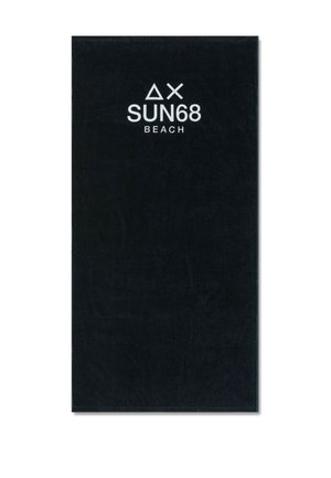 Asciugamano da spiaggia rettangolare nero con scritta bianca "SUN68 BEACH" e simboli a triangolo e X nella parte superiore centrale.