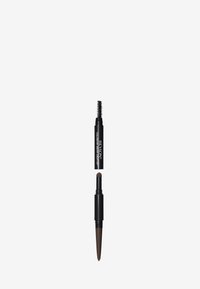 Crayon à sourcils double embout en noir. Une extrémité possède une mine fine pour l'application, l'autre un goupillon pour estomper. Teinte brun.