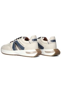 Sneakers in pelle color crema e blu navy con una finitura texturizzata, caratterizzate da accenti laterali distintivi, una suola robusta e lacci neri.