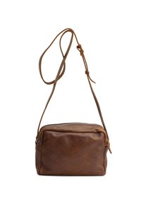 Borsa a tracolla in pelle marrone con tracolla regolabile, forma rettangolare, chiusura a zip e texture liscia. Nessun motivo visibile o dettagli in metallo.