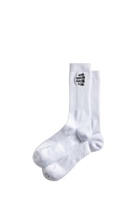 Białe skarpety kostkowe z prążkowanym wzorem, z czarnym nadrukiem logo "ANTI SOCIAL SOCIAL CLUB". Teksturowany wzór na podeszwie.