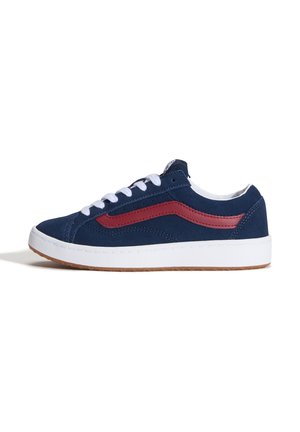 Low-top navy blå sneaker med hvide snørebånd, rød sidestribe, hvid sål og gumme ydersål, vist i højre sidevisning på hvid baggrund.