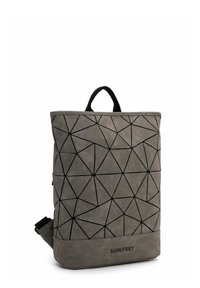 Mochila gris con diseño de líneas geométricas negras, que cuenta con un asa en la parte superior y una correa ajustable. El material parece texturizado y duradero.