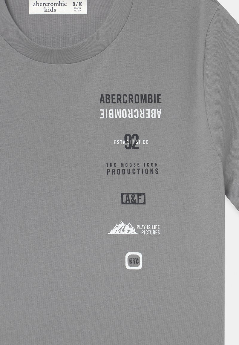 Kinder T-Shirts | Abercrombie & Fitch PRINT LOGO T-Shirt print grey/grau - MK36350 Kinder T-Shirts | Abercrombie & Fitch PRINT LOGO T-Shirt print grey/grau - MK36350