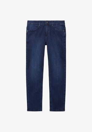 Vaqueros de mezclilla azul oscura con corte recto, que cuentan con cinco bolsillos, cierre de botón y un desgaste sutil en la parte delantera.