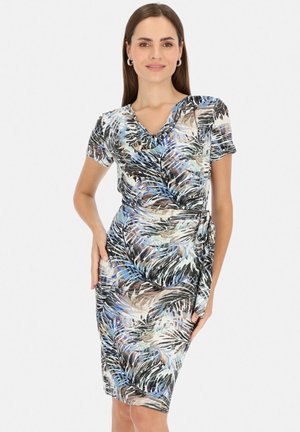 Sukienka typu wrap z motywem palmowych liści w odcieniach niebieskiego, czarnego i beżowego, krótki rękaw, dekolt w formie drapowania oraz detal w postaci związania w talii.
