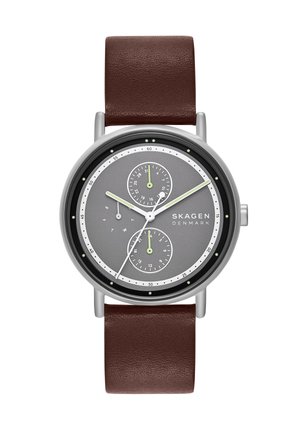 Skagen Denmark Armbanduhr mit grauem Zifferblatt, weißen und grünen Zeigern, Datums- und 24-Stunden-Unterzifferblättern und braunem Lederarmband.