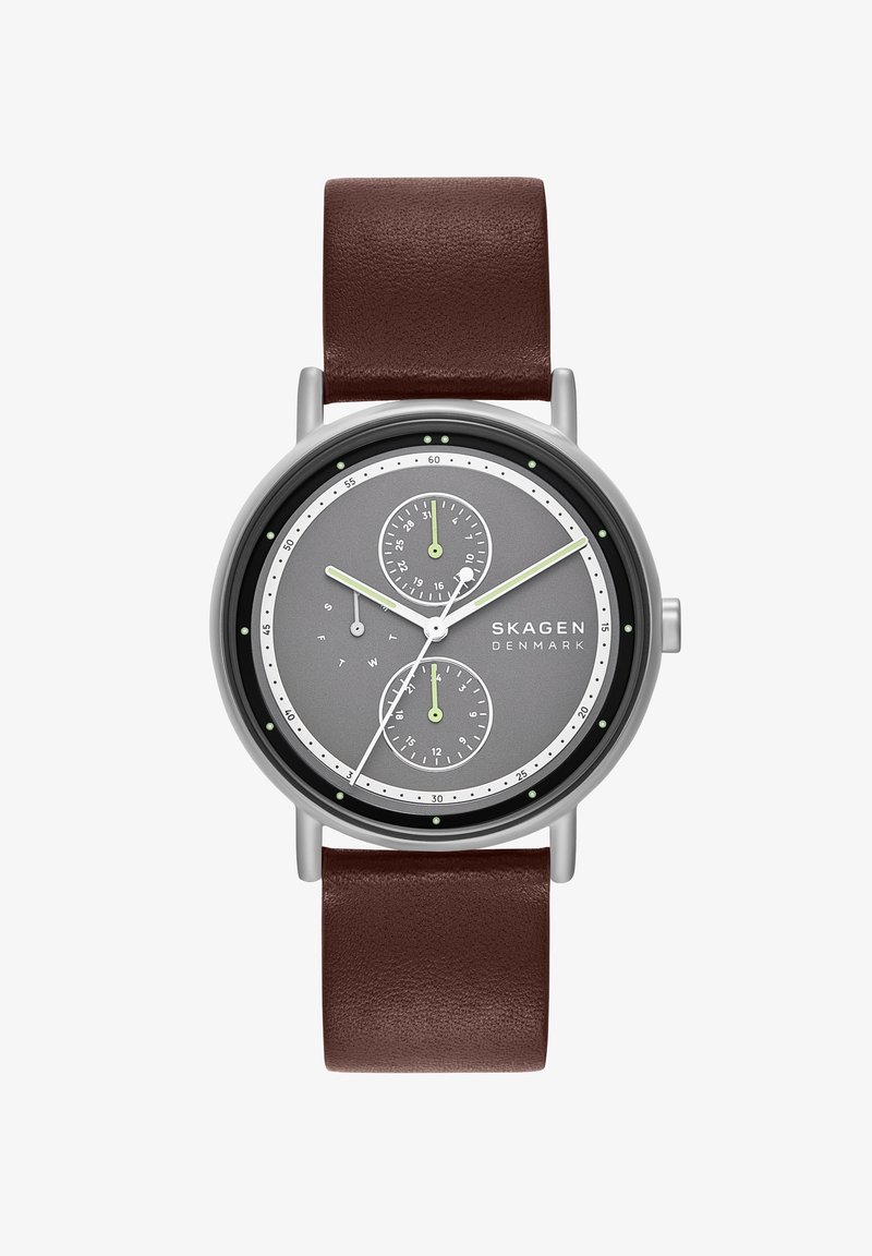 Montre-bracelet Skagen Denmark avec cadran gris, aiguilles blanches et vertes, date et sous-cadrans 24 heures, bracelet en cuir marron.