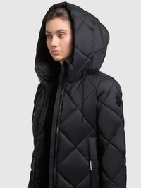 Sort quiltet dunjakke med stor hætte, lynlås foran, sidelommer og tekstureret diamantmønster. Glat, skinnende finish.