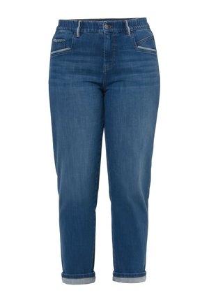 Jean en denim bleu moyen, avec une coupe fuselée, des ourlets retroussés et des coutures contrastées. Comprend des poches avant et une fermeture à bouton.