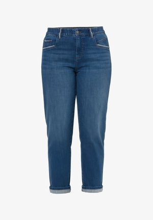 Jean en denim bleu moyen, avec une coupe fuselée, des ourlets retroussés et des coutures contrastées. Comprend des poches avant et une fermeture à bouton.