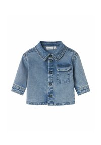 Giacca in denim azzurro chiaro con maniche lunghe, chiusura frontale a bottoni, colletto a punta, tasca sul petto e dettagli di cucitura sottili.